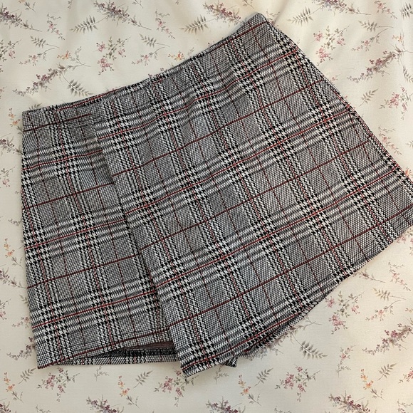 Asymmetrical Houndstooth mini skort - Picture 2 of 5